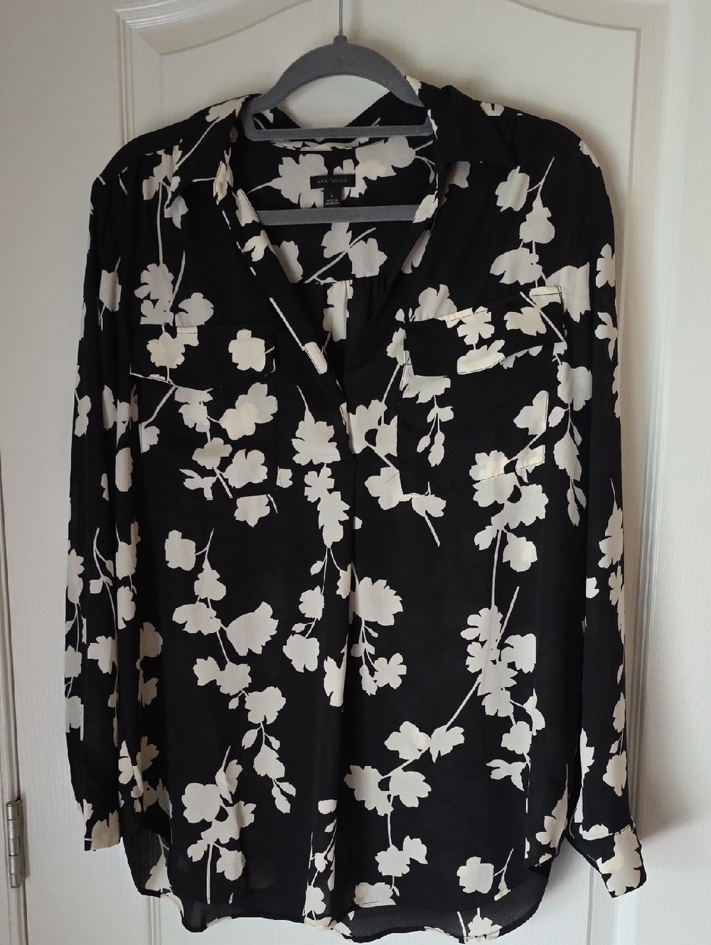 Ann Taylor Black and White Floral Pullover Camp Blouse